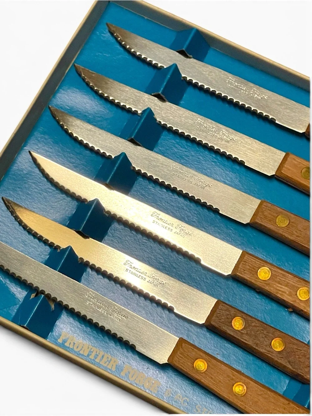 Frontier Forge Serrated Blade Riveted Wood Grain Handle Steak Knives Set of 5
